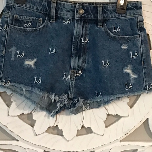 NWOT Guess Women’s LA Monogram Denim Shorts Size 6 - Picture 2 of 6